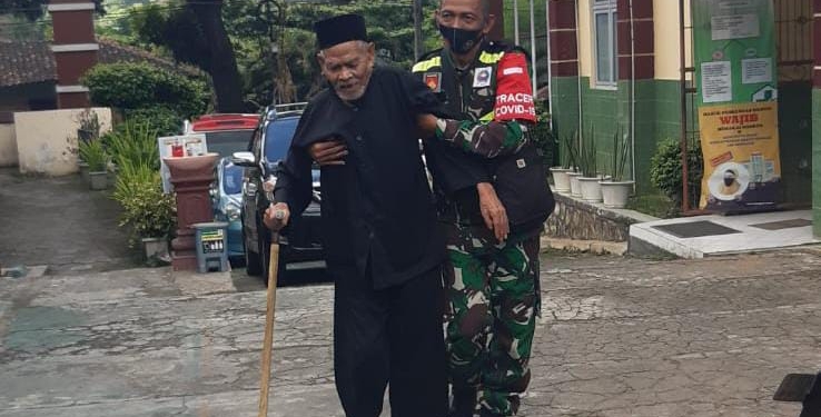 Sertu Sutarno Papah Mbah Rozak Saat Melaksanakan Vaksin