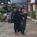 Sertu Sutarno Papah Mbah Rozak Saat Melaksanakan Vaksin