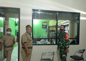 Cegah Covid-19, Babinsa Jajaran Kodim 0719/Jepara Edukasi Masyarakat Lewat Pamflet