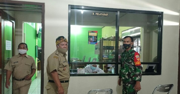 Cegah Covid-19, Babinsa Jajaran Kodim 0719/Jepara Edukasi Masyarakat Lewat Pamflet