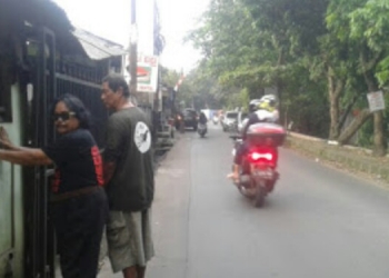 Replika Sosialisi Cinta Kali Bersih dan Lingkungan Dengan Membagikan Seribu Stiker