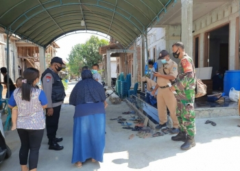 Babinsa Dampingi Bidan Desa Lakukan Tracing