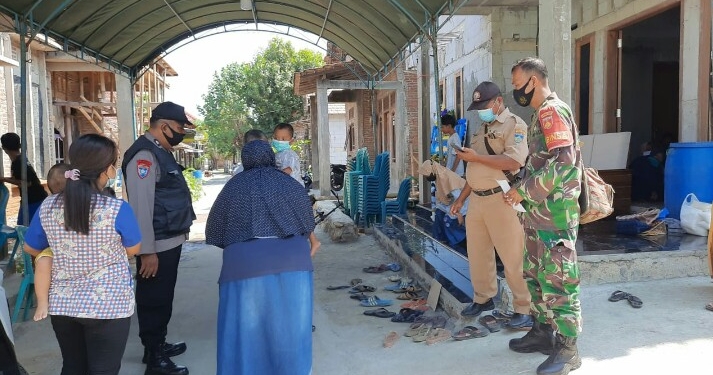 Babinsa Dampingi Bidan Desa Lakukan Tracing