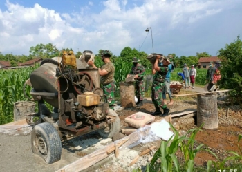 Tingkatkan Ekonomi Wilayah, Anggota Staf Teritorial Bantu Pengecoran Jalan