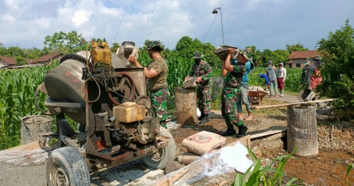 Tingkatkan Ekonomi Wilayah, Anggota Staf Teritorial Bantu Pengecoran Jalan