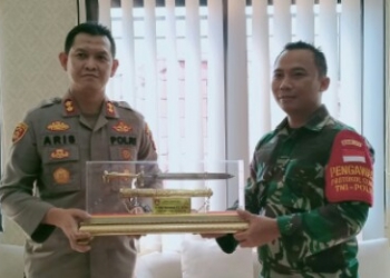 Dandim Serahkan cendera Mata Kepada Mantan Kapolres Jepara