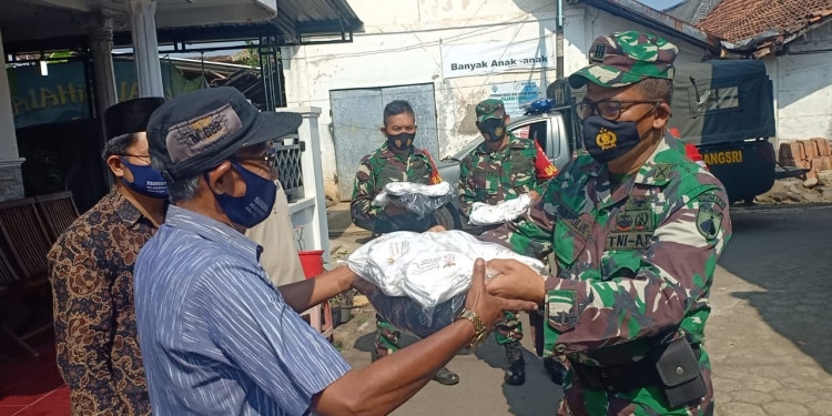 Danramil Serahkan Bantuan Masker Kepada Tiga Ketua RT Di Wilayah Desa Bangsri