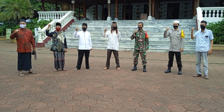 Mitra Reskrim Comunnity (MRC) dan Muspida Kecamatan Tahunan Jepara, Berbagi Masker dan Nasi Kotak