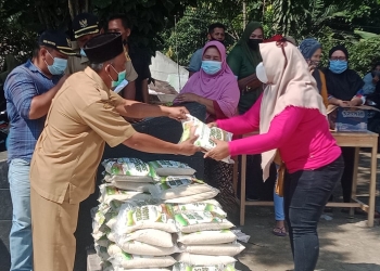FWBB Bekerjasama Aksi Tanggap Cepat Salurkan Bantuan Beras di Desa Cimanggis