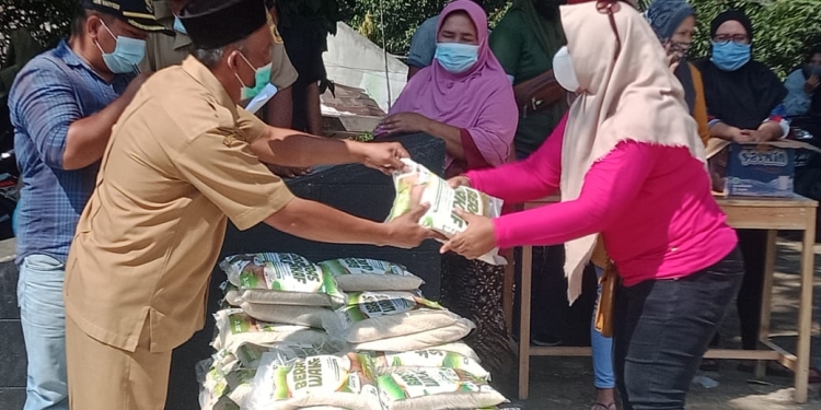 FWBB Bekerjasama Aksi Tanggap Cepat Salurkan Bantuan Beras di Desa Cimanggis