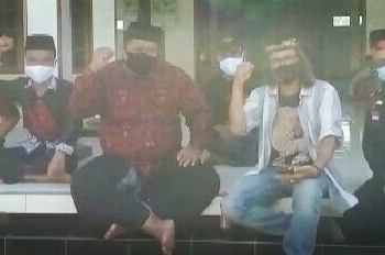 MRC, Omas PP, dan Perangkat Desa Bandung Kec. Majong Peduli dan Berbagi di Masyarakat