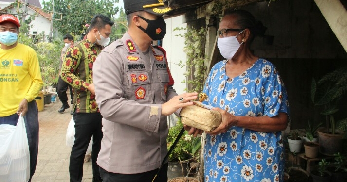 Polres Jepara Bagikan Door To Door Daging Qurban Kepada Masyarakat