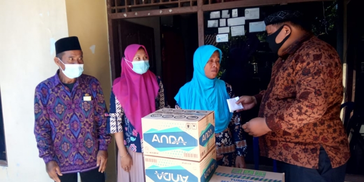 Kepala Desa Bandung Majong Jepara Berikan Bantuan Untuk Korban Covid-19