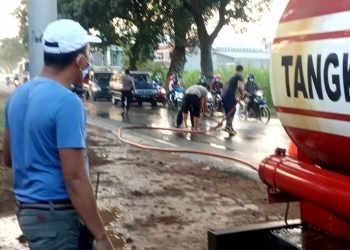 Kapolsek Nalumsari Iptu Bambang Suroyo SH Kabupaten Jepara Turun Langsung Membersihkan Jalan