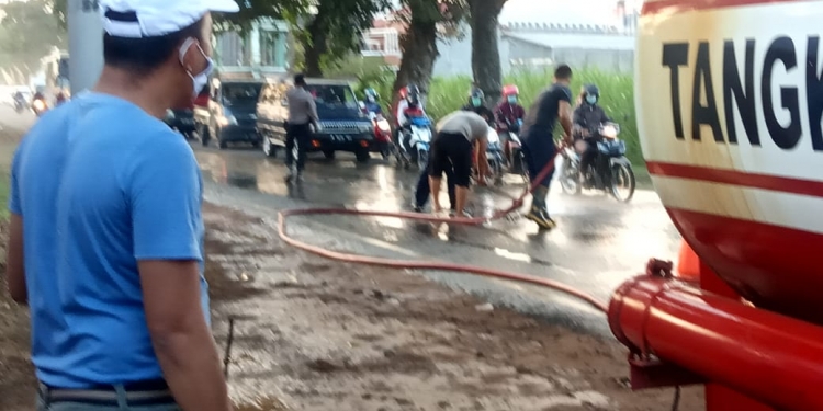 Kapolsek Nalumsari Iptu Bambang Suroyo SH Kabupaten Jepara Turun Langsung Membersihkan Jalan