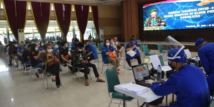Sukseskan Serbuan Vaksin Nasional, Pussenif Kodiklatad Gelar Vaksinasi Massal