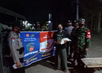 TNI Polri Kec. Nalumsari kab. Jepara Laksanakan Distribusi Beras kepada Pedagang Angkringan