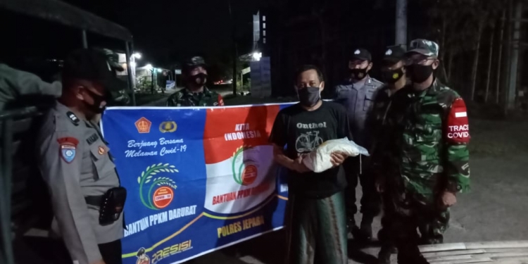 TNI Polri Kec. Nalumsari kab. Jepara Laksanakan Distribusi Beras kepada Pedagang Angkringan
