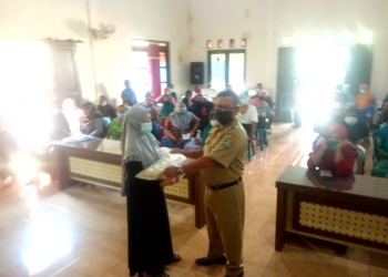 Desa Karang Nongko Kec. Nalumsari Distribusikan Pembagian Beras Kepada Masyarakat