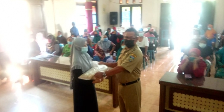 Desa Karang Nongko Kec. Nalumsari Distribusikan Pembagian Beras Kepada Masyarakat