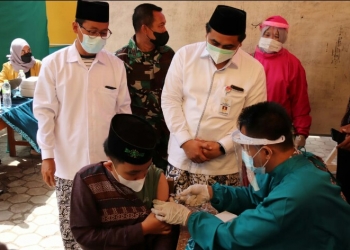 Taj Yasin Maimoen Tinjau Kegiatan Vaksinasi Santri Ponpes