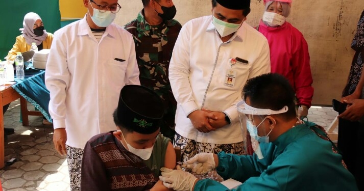 Taj Yasin Maimoen Tinjau Kegiatan Vaksinasi Santri Ponpes