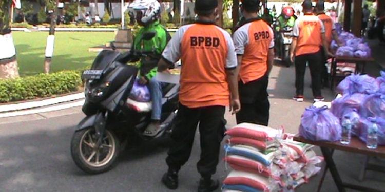 Driver Grab & Gojek Sragen Nyadong Beras di Pendopo Sumonegoro