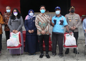 Gibran Salurkan Bantuan Sembako Kepada 31.070 Masyarakat Terdampak PPKM