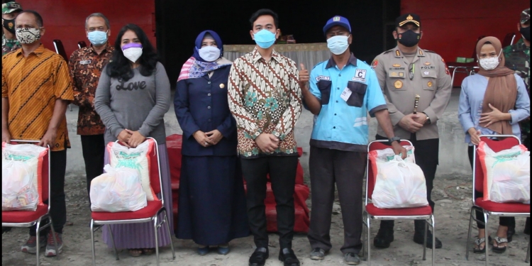 Gibran Salurkan Bantuan Sembako Kepada 31.070 Masyarakat Terdampak PPKM