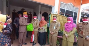 Walikota Bersama Sekda Kota Depok Memberikan Bantuan Sembako Pada Veteran Pejuang RI