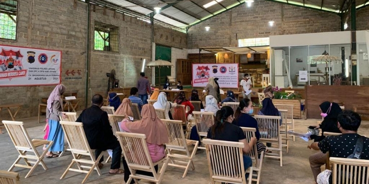 Murdianto Ketua DPC K SPSI Kab. Jepara Distribusikan Vaksin Merdeka Candi Untuk Pekerja