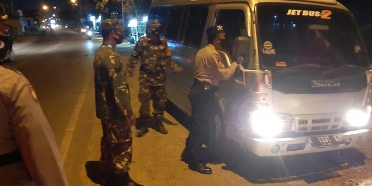 Petugas Gabungan Kembali Gelar Penyekatan Kendaraan Secara Acak