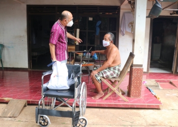 Bupati Jepara Berikan Bantuan Kursi dan Sembako Kepada Lansia