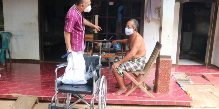 Bupati Jepara Berikan Bantuan Kursi dan Sembako Kepada Lansia