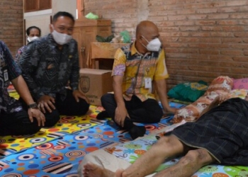 Bupati Jepara Serahkan langsung Bantuan Kursi Roda Untuk Lansia Lumpuh