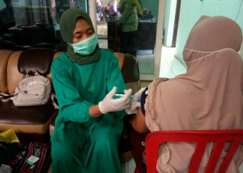 Peduli Dengan Kesehatan Masyarakat Kepala Desa Kriyan Kec. Kalinyamatan Gerakan Vaksinasi