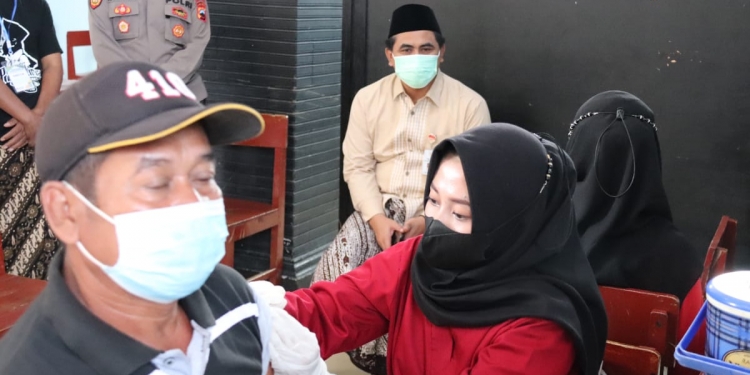 Wagub Prov Jateng Gus Yasin Maksimalkan Vaksinasi di Lingkungan Ponpes