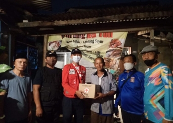 Relawan PMI Kota Depok Salurkan Bantuan Family Kit Pada Korban Bencana alam