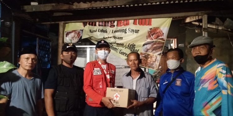 Relawan PMI Kota Depok Salurkan Bantuan Family Kit Pada Korban Bencana alam