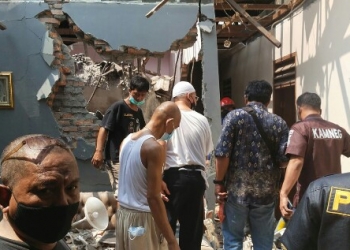 Crane Bongkaran Tower Air Bekas PDAM Timpa Rumah Warga