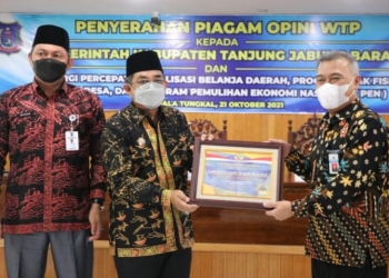 Pemkab Tanjab Barat Terima Piagam Opini WTP 3 Kali Berturut – Turut