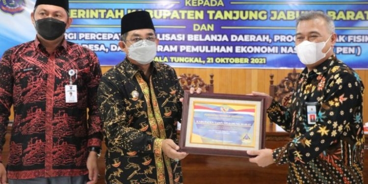 Pemkab Tanjab Barat Terima Piagam Opini WTP 3 Kali Berturut – Turut