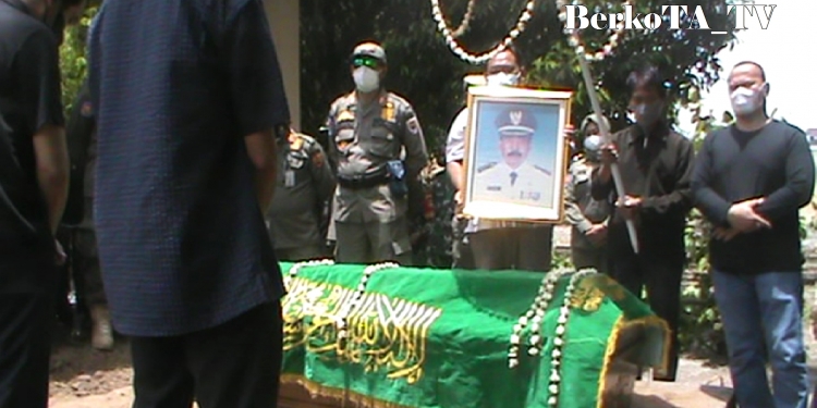 KOLONEL [ PURN ] HR. BAWONO , EKS BUPATI SRAGEN DIMAKAMKAN DI PAMIJEN SEKAR DUYUNGAN SIDOHARJO