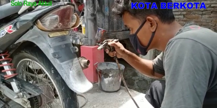Eks Pemain Persis Modal Dempul & Kreatif Jadi Pengecat Motor