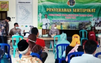 Desa Tiga Juru Mayong Jepara Serahkan Ratusan Sertipikat Tanah Warga