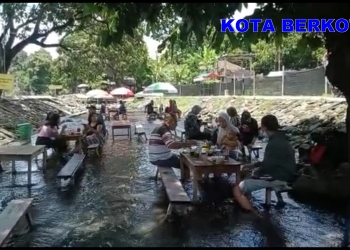 KOPI LEPEN Lokasi Kuliner Berada Di Tengah Sungai Berair Jernih