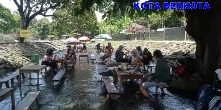 KOPI LEPEN Lokasi Kuliner Berada Di Tengah Sungai Berair Jernih