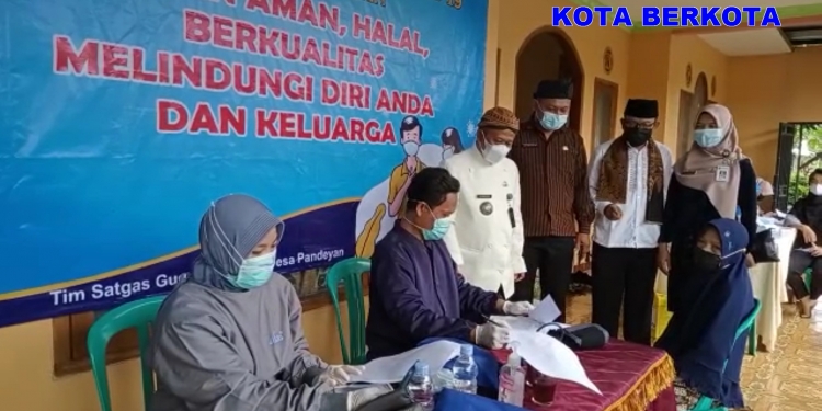 Camat Ikut Memantau Penyisiran Warga Ngemplak Boyolali Untuk Penuhi Target Vaksinasi