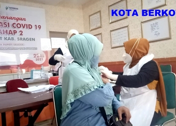 Ketua DPRD – Gubernur & Wakil Beri Acungan Jempol Vaksinasi di Sragen , Kini Sudah 77 Persen
