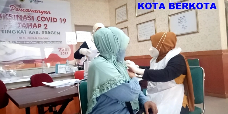 Ketua DPRD – Gubernur & Wakil Beri Acungan Jempol Vaksinasi di Sragen , Kini Sudah 77 Persen